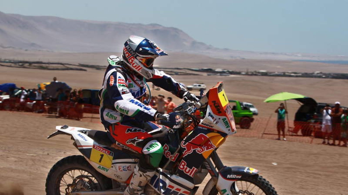 Marc Coma a su llegada al campamento de Iquique durante la novena etapa del Dakar.
