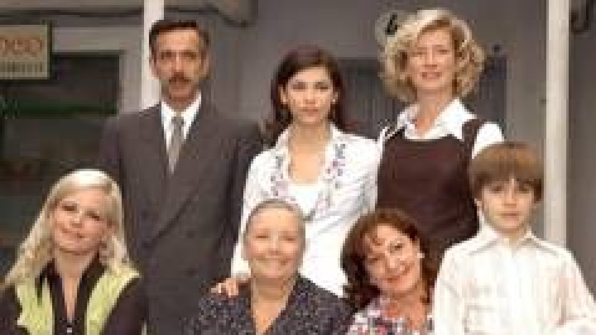 Imagen de parte de los integrantes del reparto de la serie «Cuéntame»