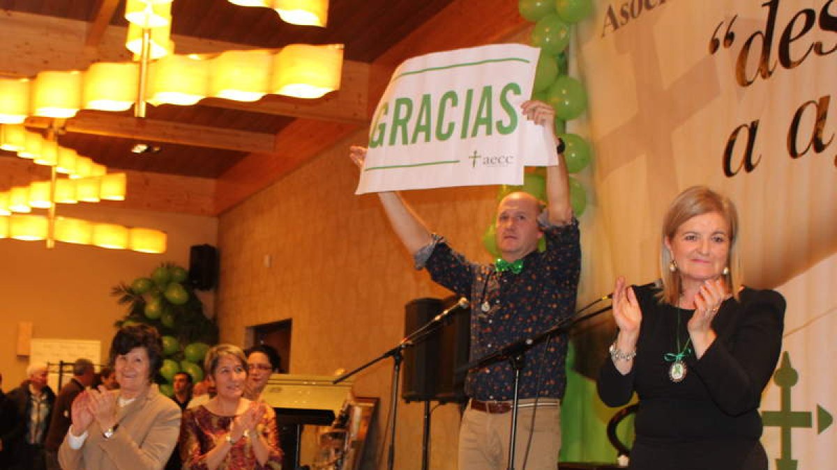 La presidenta de la Junta Local, junto a miembros de la entidad agradecen la respuesta. LA BAÑEZA