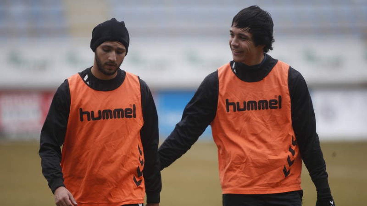 Kamal y Orodea, derecha, dialogan tras el entrenamiento.