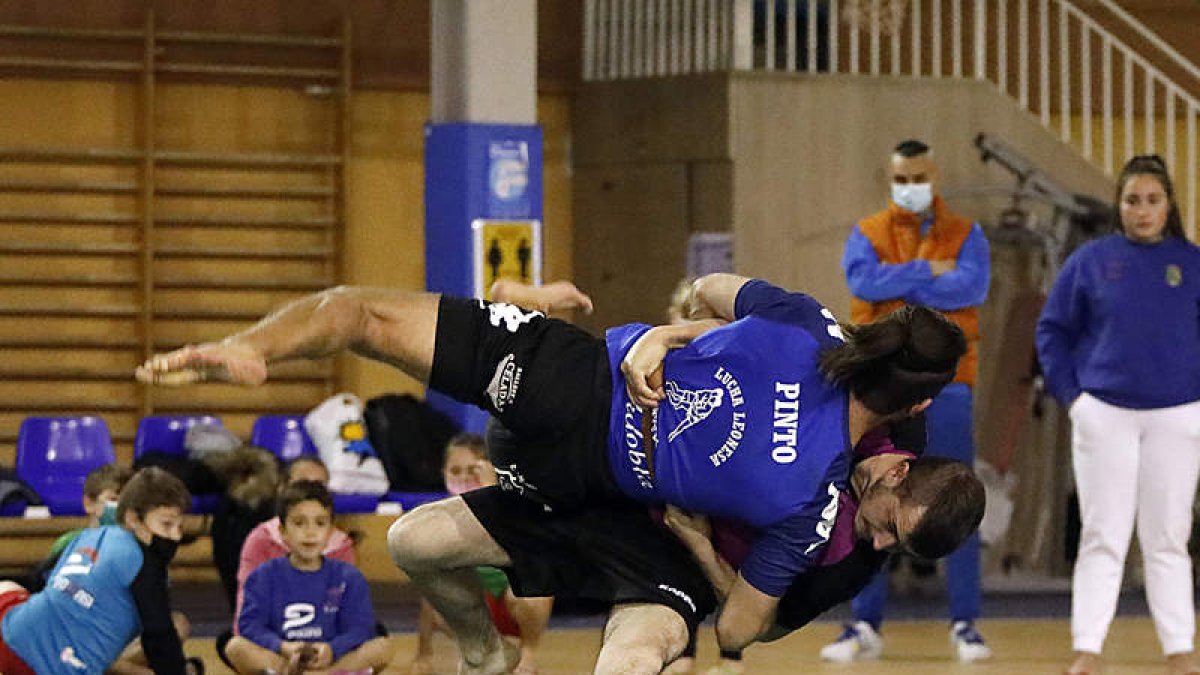 Alejandro Franco y Daniel Pinto, durante uno de los combates celebrados ayer. MARCIANO PÉREZ