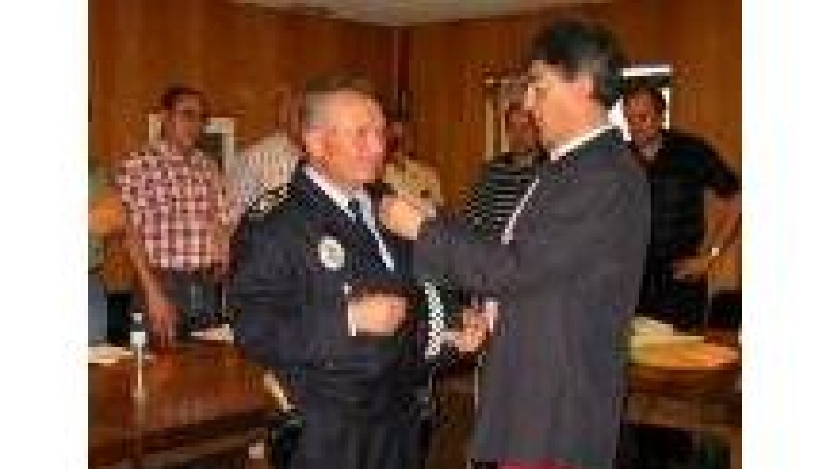 El policía Manuel Rubial recibió un homenaje de despedida en el pleno