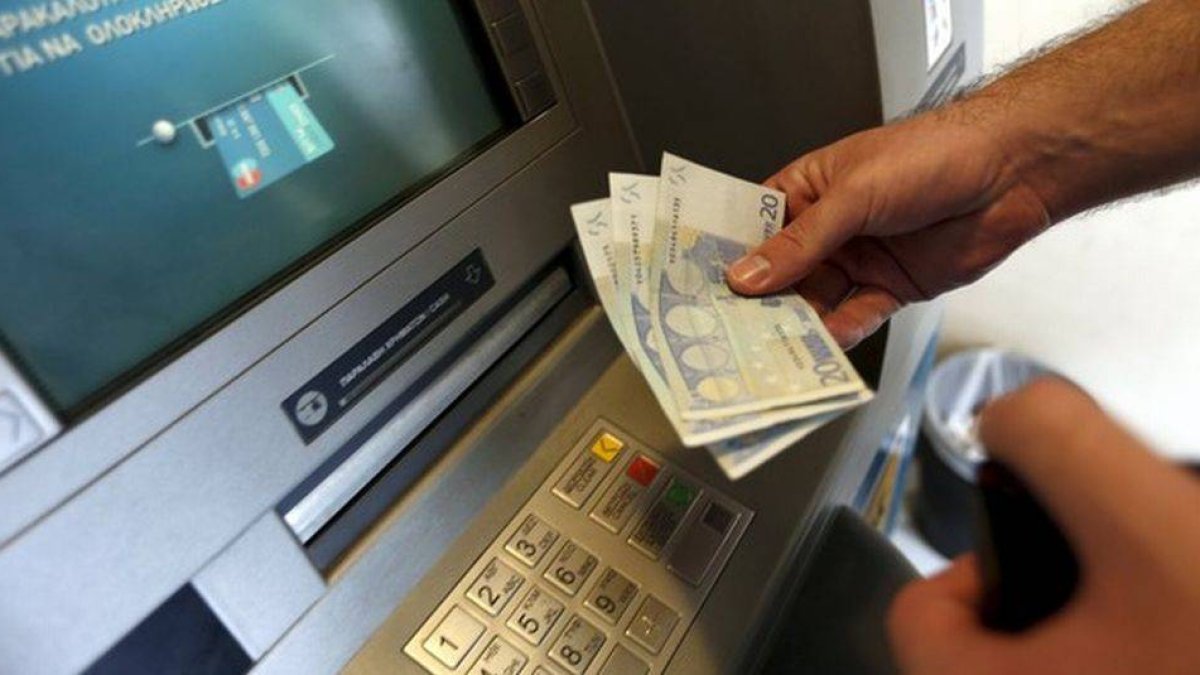 Un hombre retira 60 euros de un cajero en Atenas, Grecia.