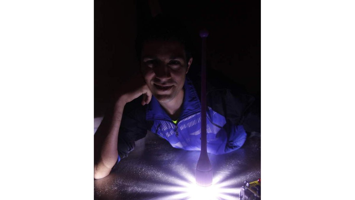 David Beneítez ha colocado en las mazas unas luces con autonomía de cincuenta minutos.