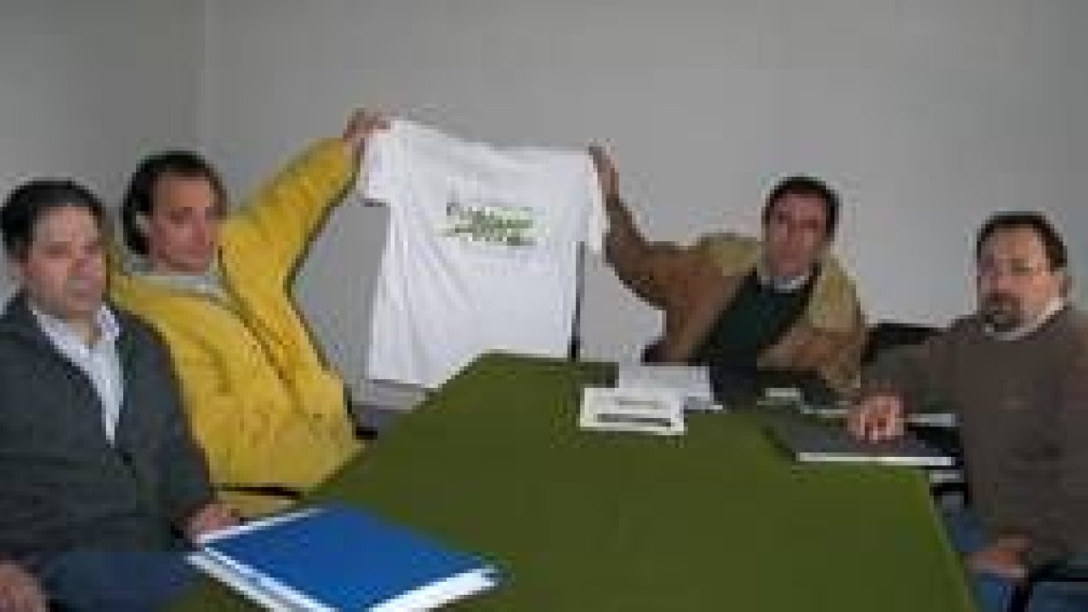 Los portavoces de Filón Verde muestran una camiseta con su eslogan ecologista