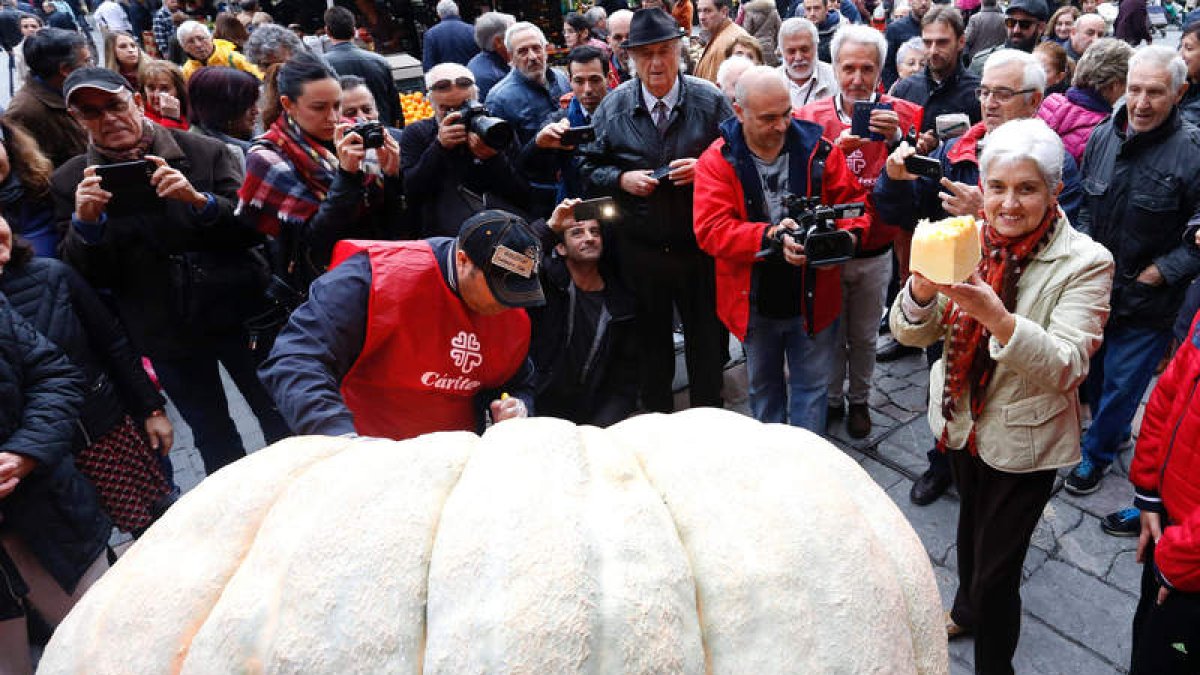 Beatriz Gallego, con una porción de la calabaza que levantó gran expectación.