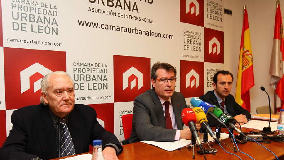 Luis Álvarez Méndez, presidente de la cámara, Sánchez Fraile y López Contreras.