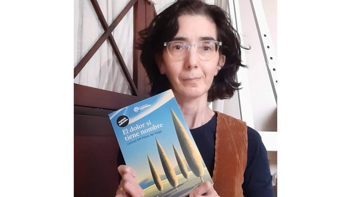 Leonor María Pérez de Vega posa con su libro ‘El dolor sí tiene nombre’. DL