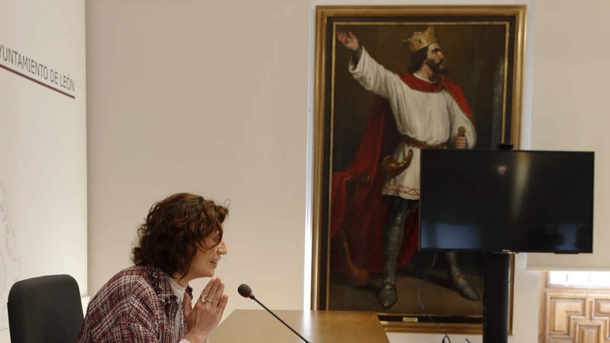 Susana Travesí, ayer durante su rueda de prensa, en la que sólo estuvo uno de sus compañeros. RAMIRO