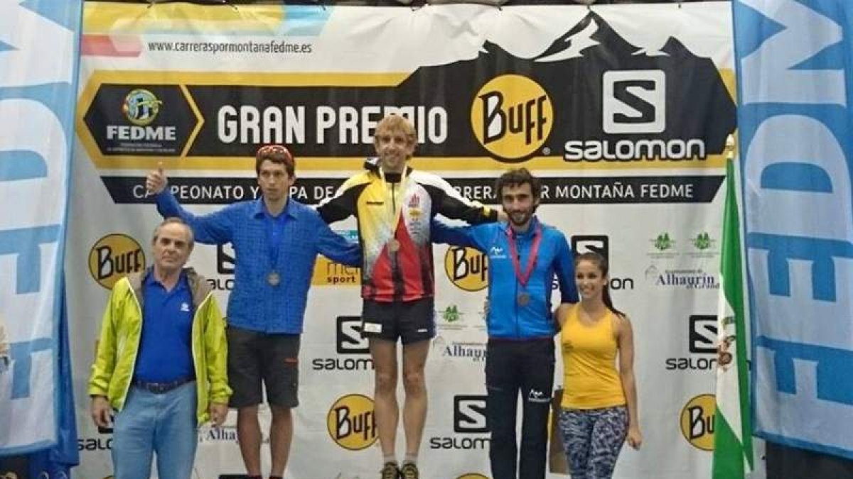 A la izquierda el corredor de Valseco, Manuel Merillas, en el podio presumiendo de su medalla de plata. A la derecha Pablo Villa, durante el recorrido.