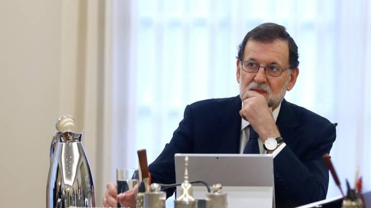 El presidente del Gobierno, Mariano Rajoy, durante la reunión extraordinaria del Consejo de Ministros.