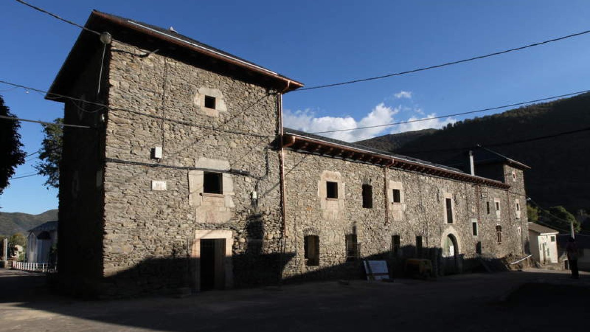 La Casona blasonada de Murias de Paredes será Centro de Interpretación de la Reserva.