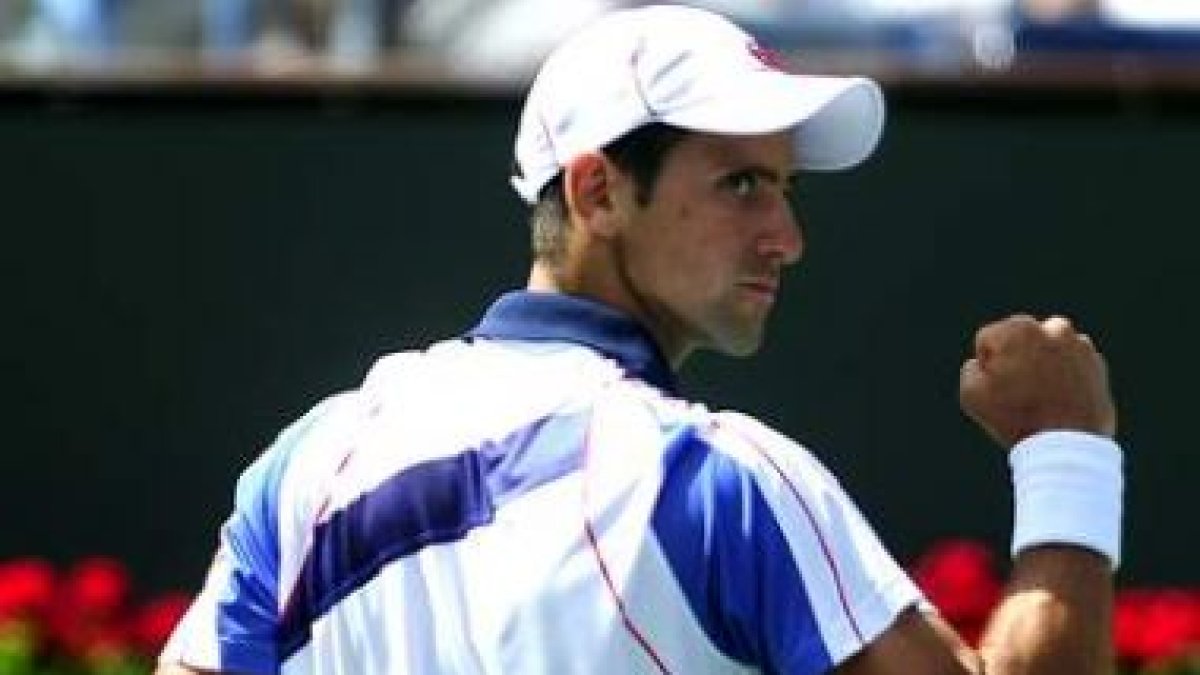 Novak Djokovic, que se clasificó ayer para la final en Miami, celebra su triunfo frente a Fish.