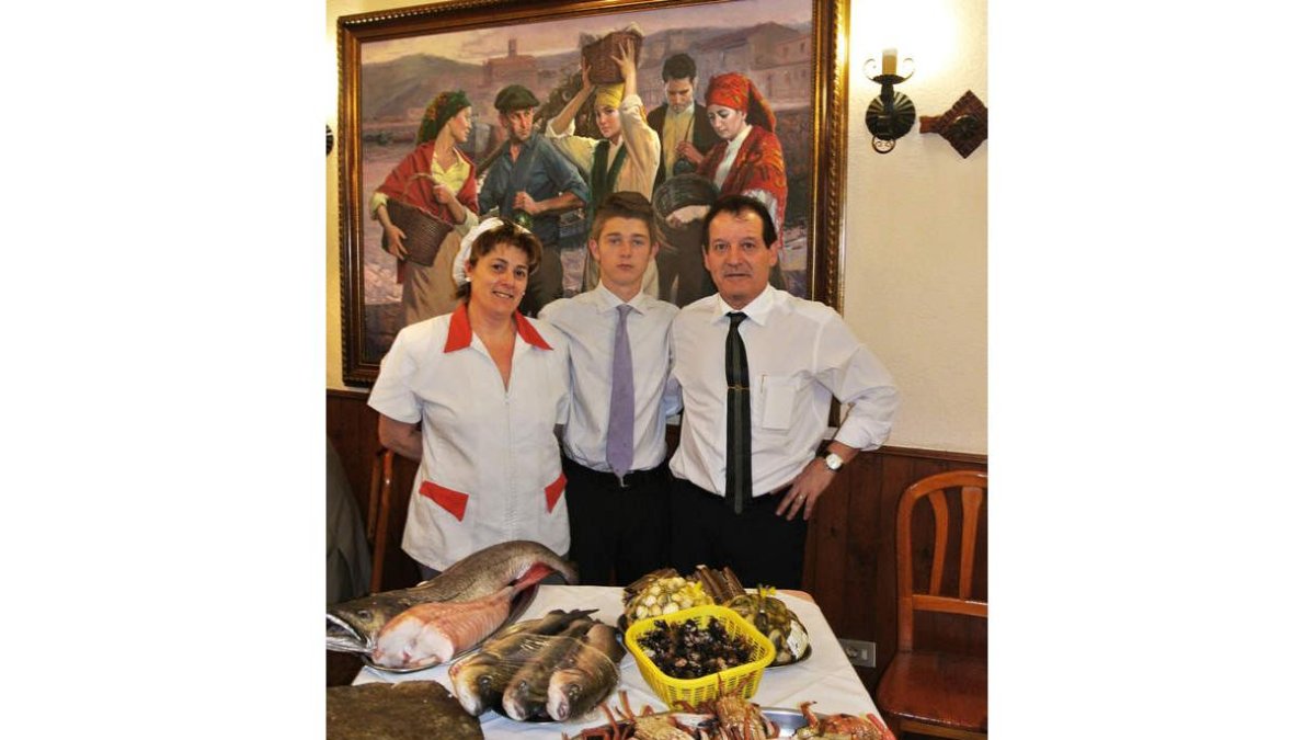 Yolanda, Manolo y su hijo Miguel en el Mesón La Rueda, del barrio del Crucero.