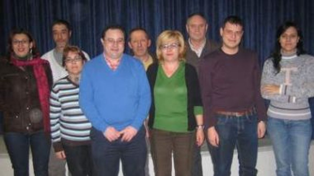 Foto de la nueva ejecutiva socialista de Santa María del Páramo, con Josefa de Paz en el centro