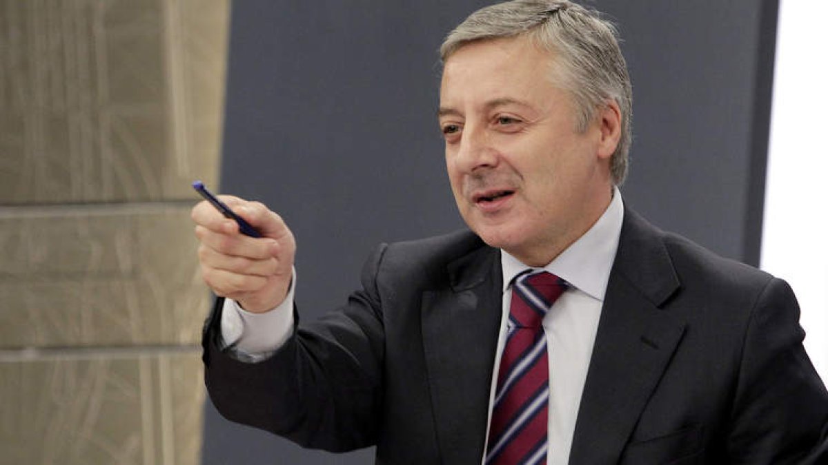 El ministro de Fomento en funciones y portavoz del Gobierno, José Blanco, tras la reunión del Consejo de Ministros.