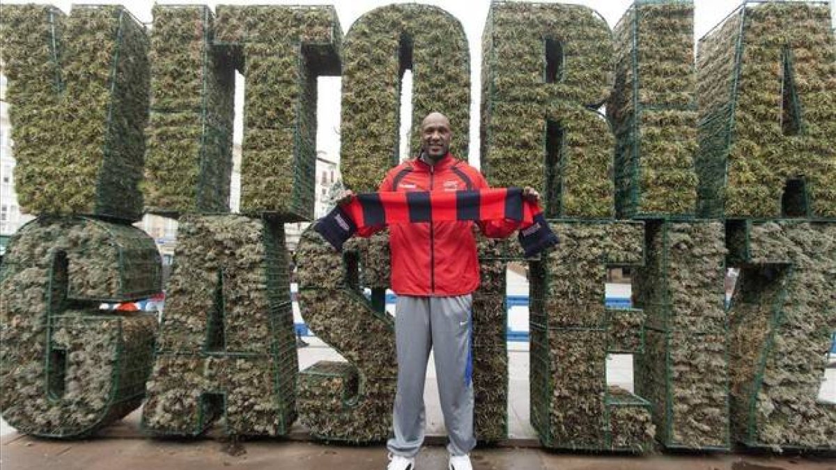 Lamar Odom posa a su llegada a Vitoria, tras ser contratado por el Laboral Kutxa para los dos próximos meses.