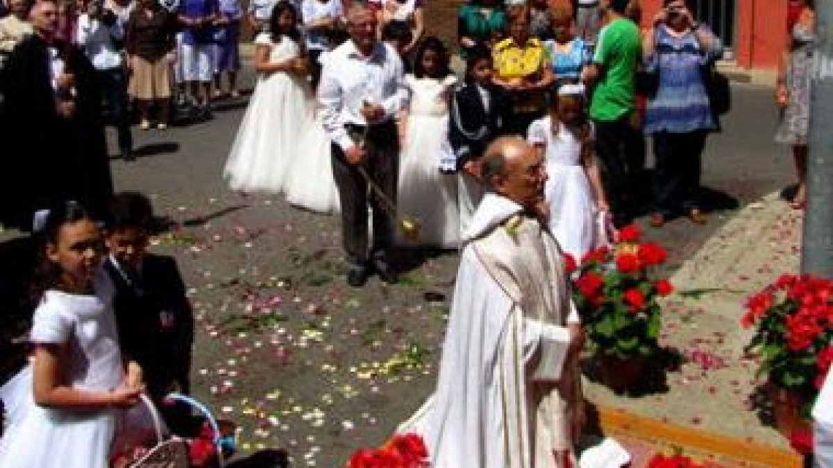El sacerdote Salvador Fernández en una reciente celebración en Armunia.
