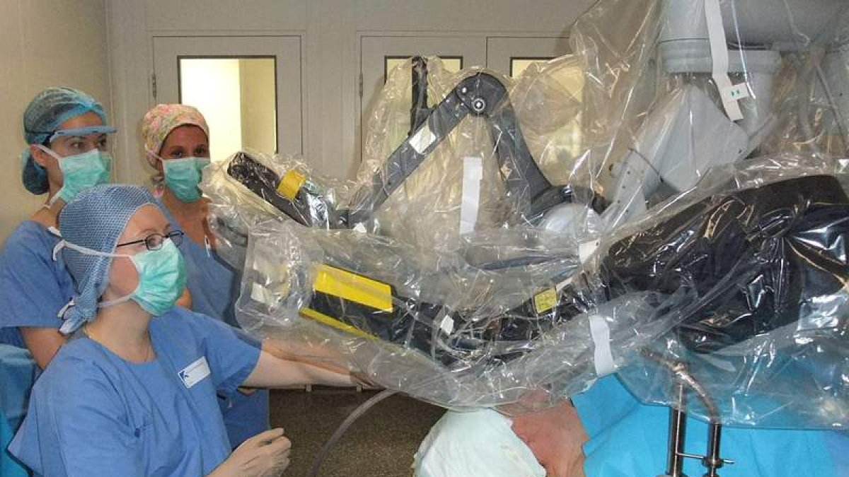 El robot quirúrgico Leonardo da Vinci en el Hospital Europeo Georges Pompidou, en París.