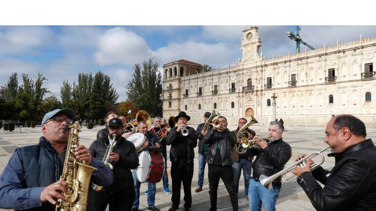 Los integrantes de la banda Fanfare Ciorcalia, que tocan esta noche en la sala Studio 54. JESÚS F. SALVADORES