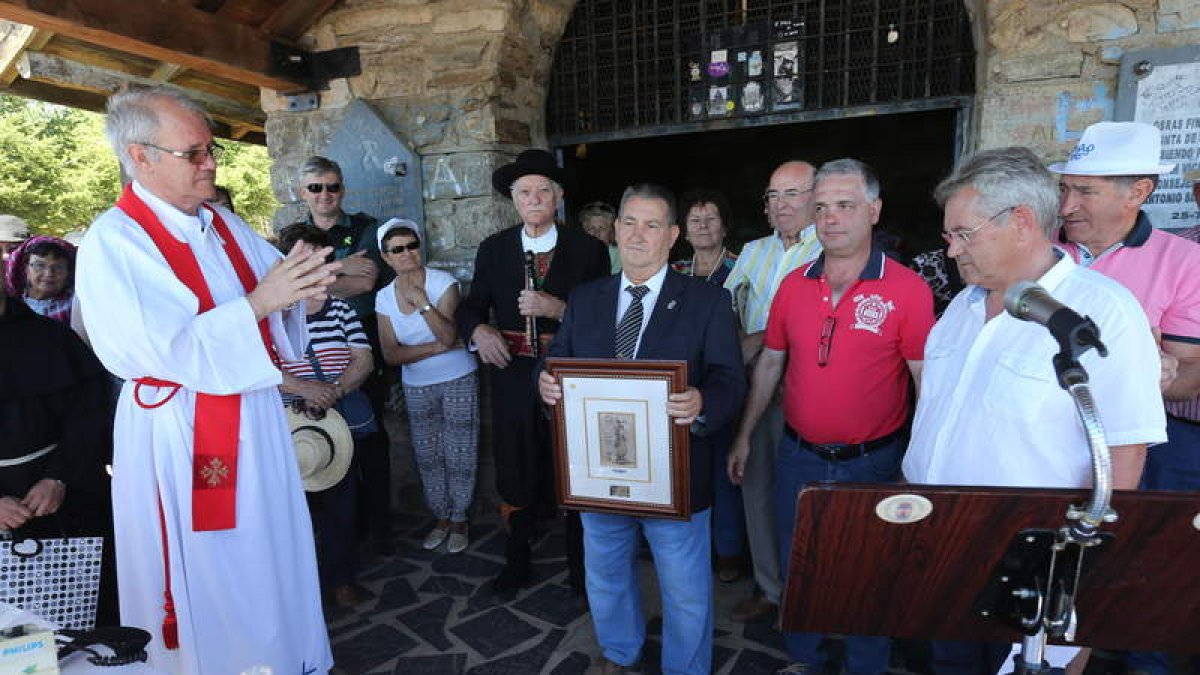El presidente de los albergues privados recibió ayer la insignia de Romero de Oro