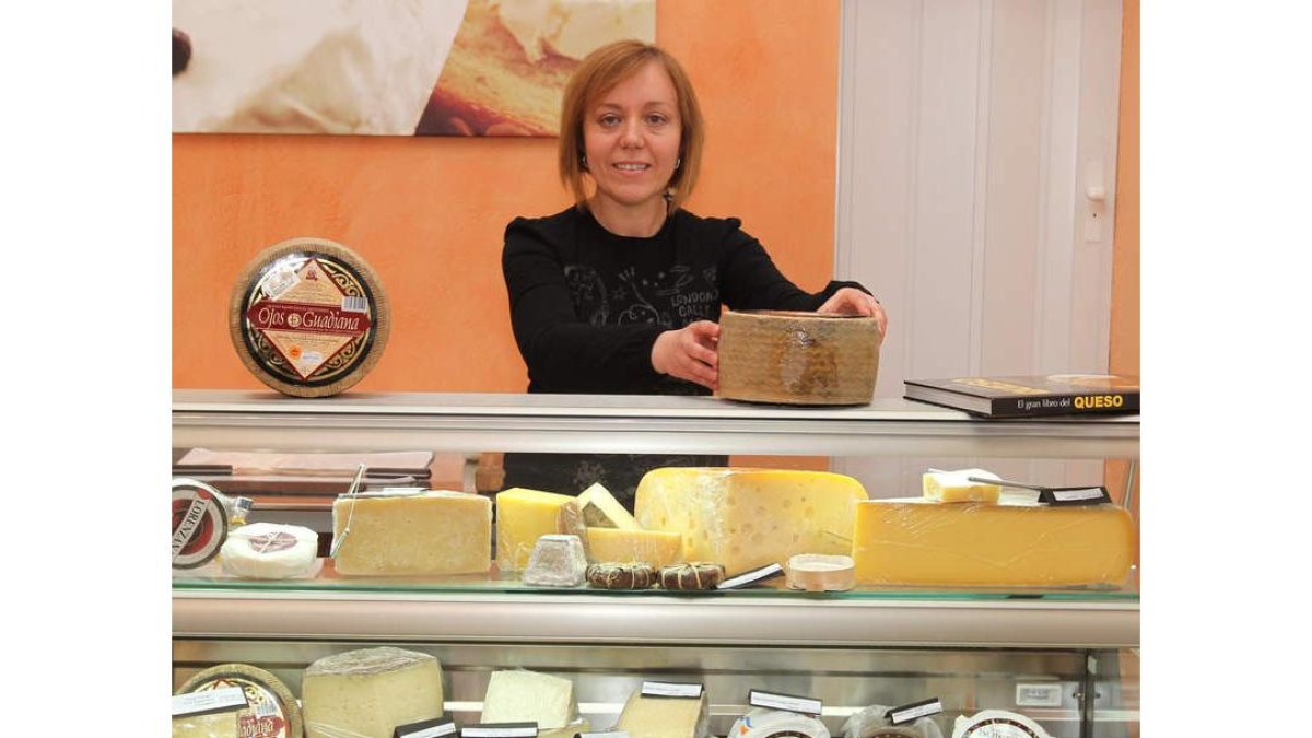 Yolanda Gómez ha abierto Queseando, la tienda donde se pueden encontrar quesos de varios países.
