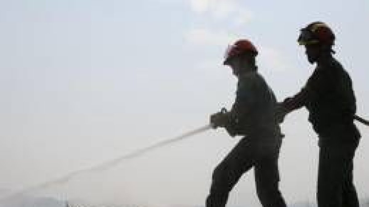 Los efectivos de la unidad de emergencias reciben una formación intensa en extinción de incendios