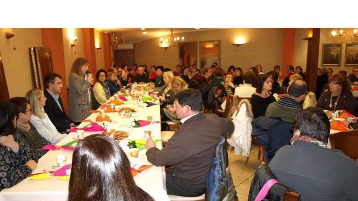 La concejala Doni Álvarez se dirige a los asitentes al Café Solidario, ayer en Valencia.