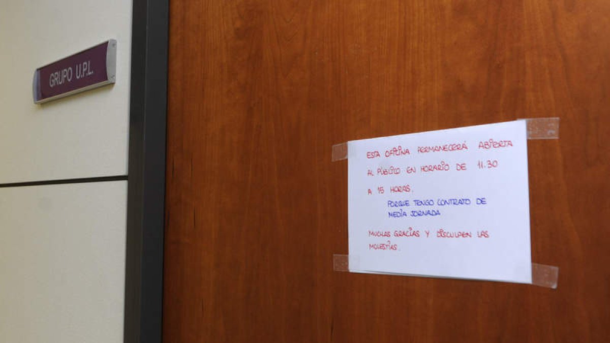 Cartel en la puerta del despacho de la secretaria de UPL donde se da cuenta del horario.