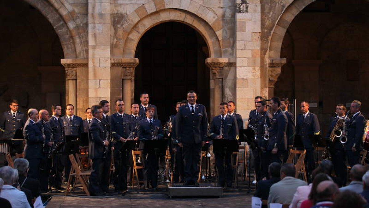 El patio de la colegiata de San Isidoro se llenó para asistir al concierto.