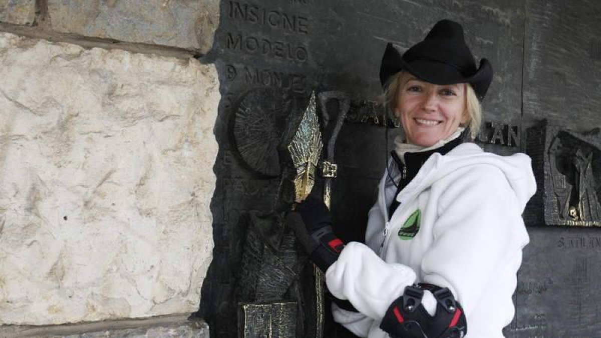 La gallega Anuska Gil se acercó a tocar a San Froilán, como símbolo de buena suerte.