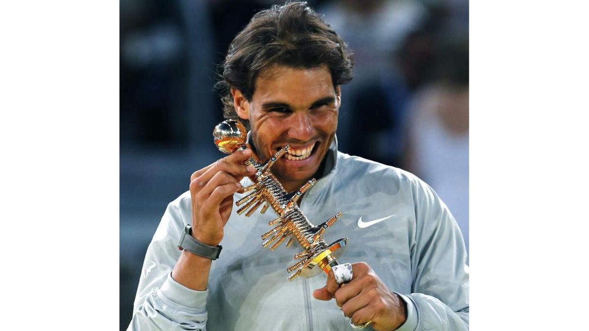 Rafa Nadal muerde el trofeo conquistado en Madrid.
