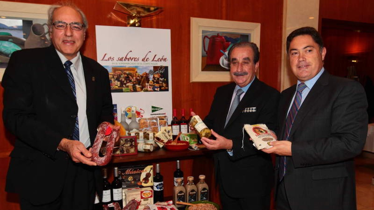 Jacinto Peñín, Manuel Orellana y Marcos Martínez durante la inaugración de «Los sabores de León», ayer .