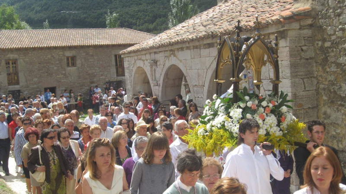 Procesión con la imagen de la Virgen del Buen Suceso en La Pola de Gordón.