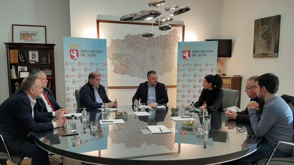 Imagen de archivo de una de las reuniones para abordar el Ponfeblino, con Alicia García Tejón. DL