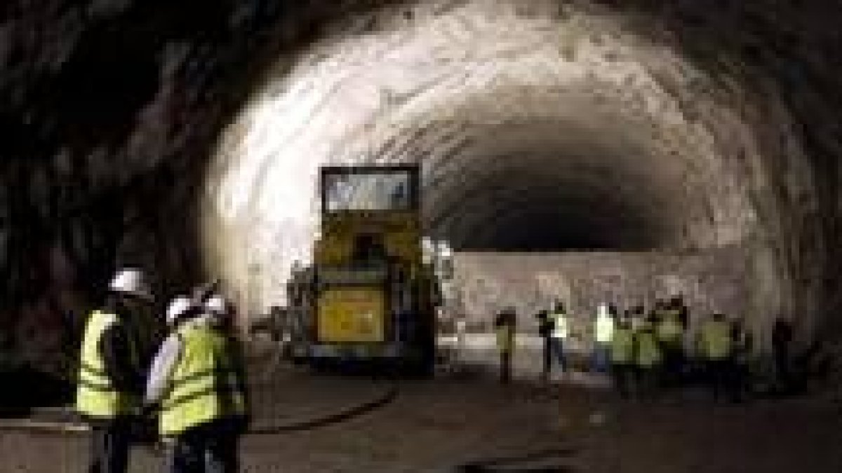 Trabajadores de las obras de la A6 en una de las bocas del tercer túnel que se está construyendo