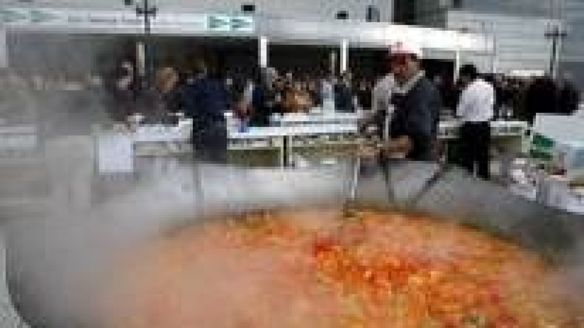 La degustación de pimientos de Fresno organizada por El Corte Inglés de León fue una fiesta popular