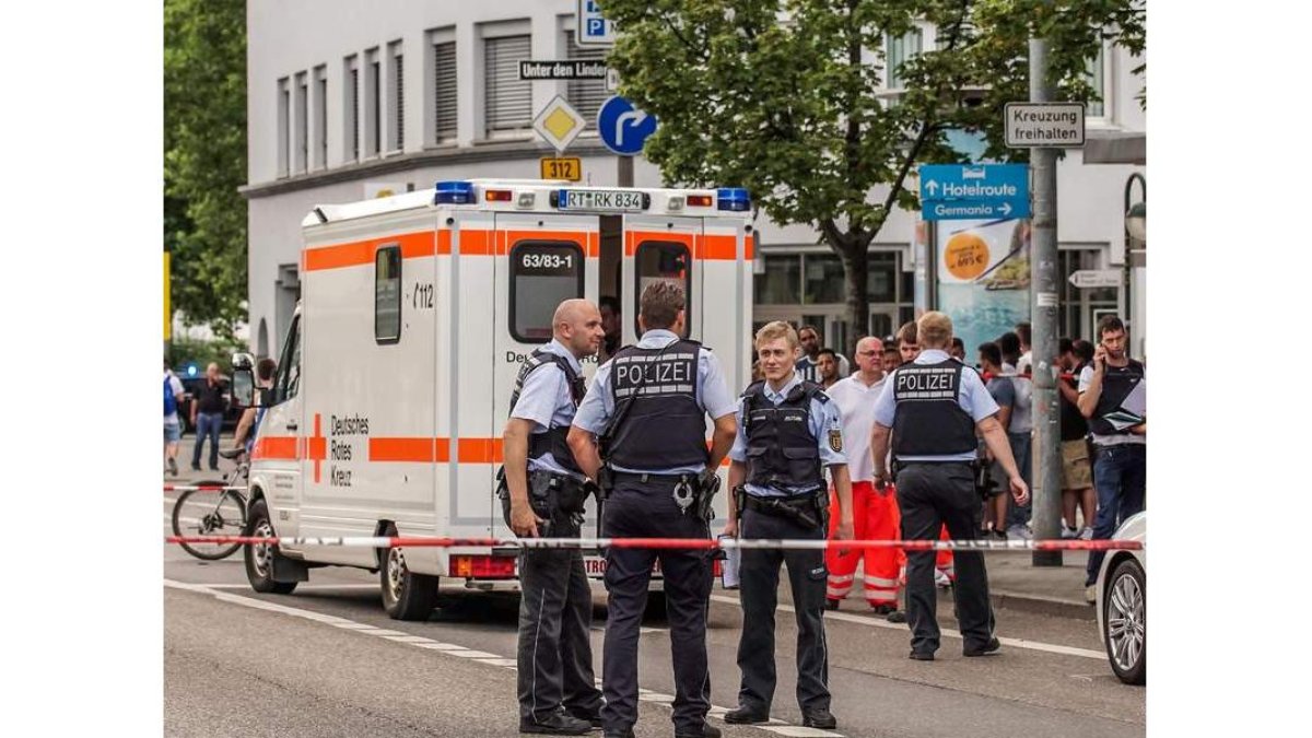 Agentes de policía en el lugar del hecho. CHRISTOPH SCHMIDT