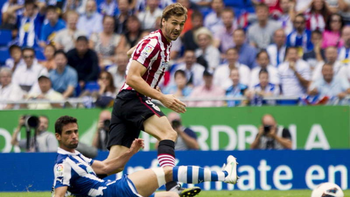 Llorente dispara en la jugada en la que marcó el segundo gol para al Athletic frente al Espanyol.