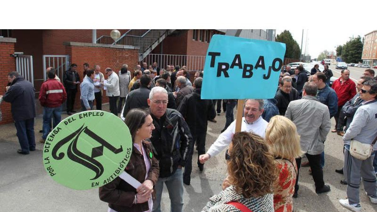 Los trabajadores de Antibióticos se volvieron ayer a concentrar ante la puerta de la fábrica para protestar.