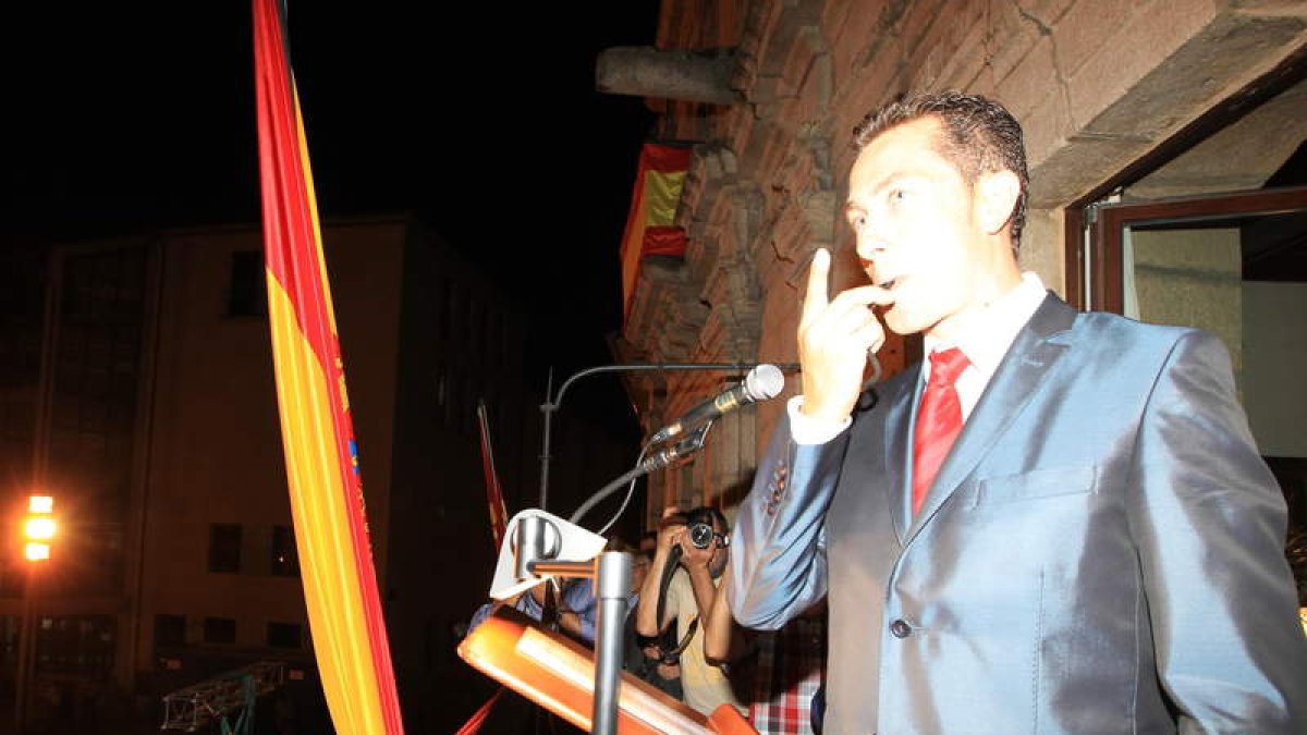 No podía ser de otra forma. José Luis González concluyó su pregón dando el pitido inicial de las fiestas de La Encina.