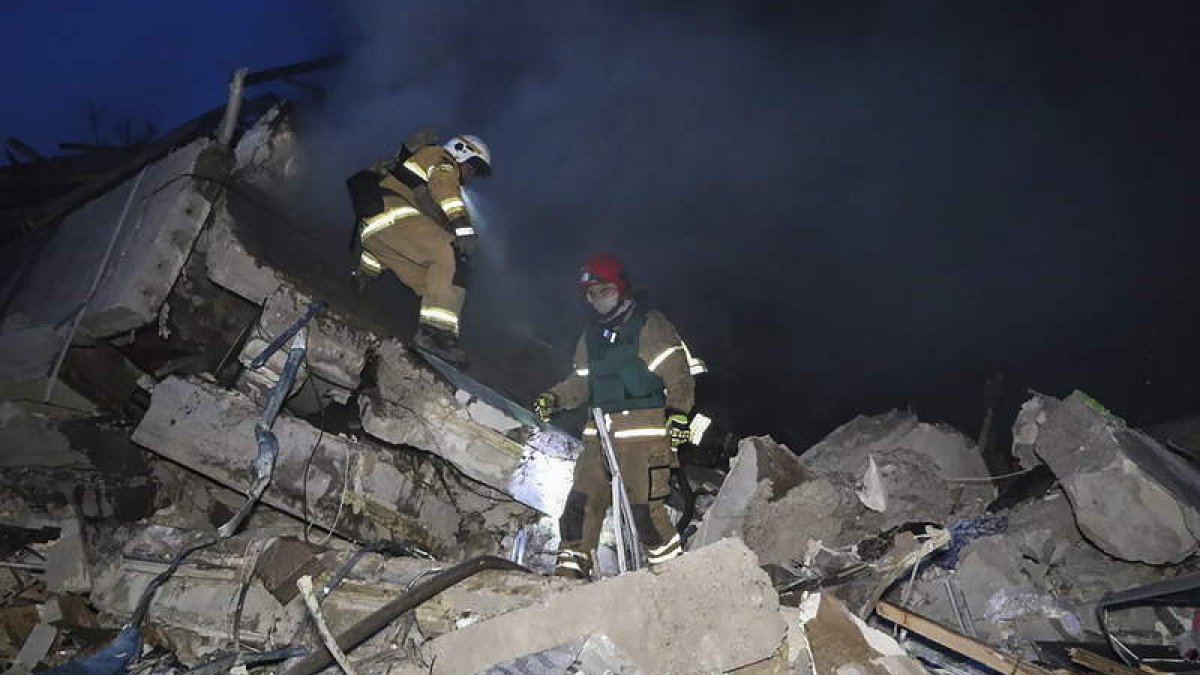 Imagen de Kiev tras el ataque del misil ruso. STATE EMERGENCY SERVICE