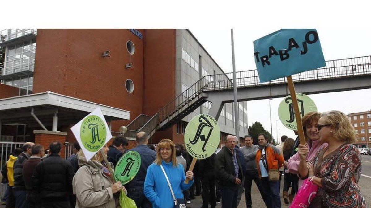 La plantilla de Antibióticos, durante algunas de las manifestaciones en defensa de su empleo.