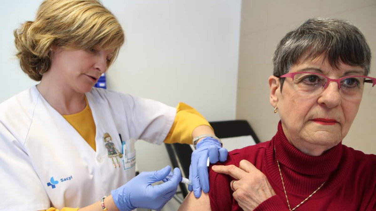 Una de las primeras leonesas vacunadas ayer en el centro de salud de Eras de Renueva. RAMIRO
