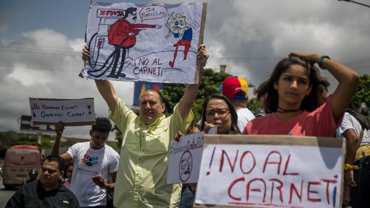 Manifestación contra la creación del carnet de la patria y otras medidas económicas impulsadas por Maduro, el pasado viernes, en Caracas.