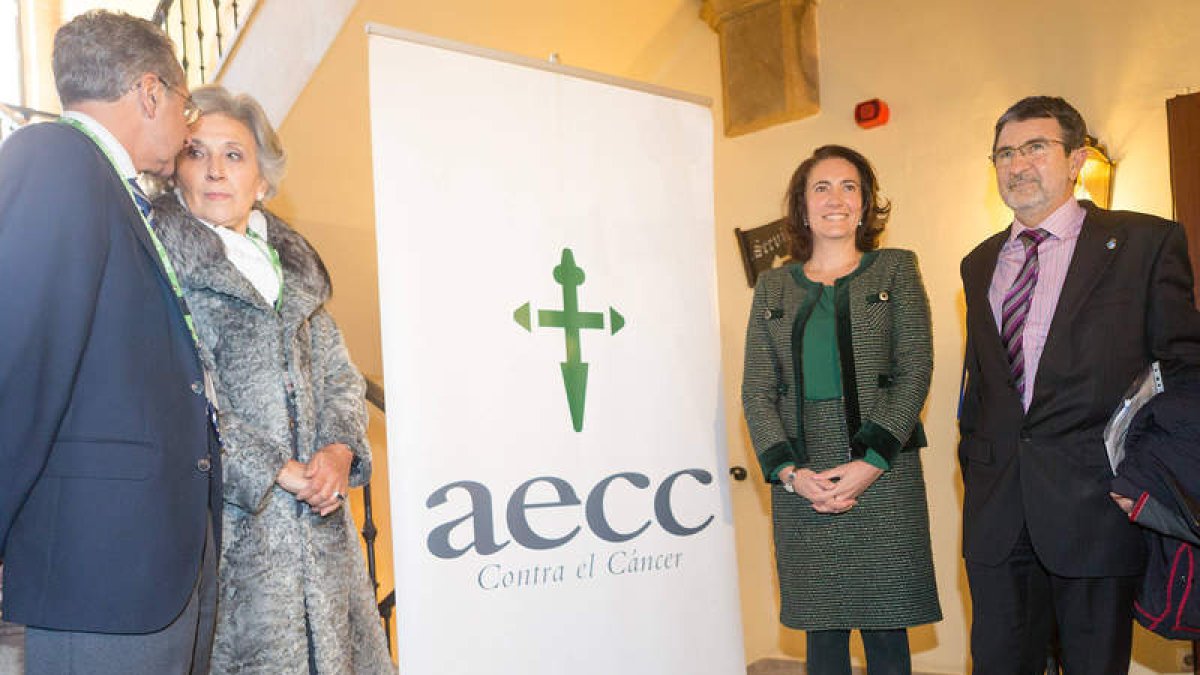 Josefa García Cirac, y el alcalde de Benavente, Saturnino Mañanes, inauguran el X Congreso Oncológico Ciudad de Benavente.