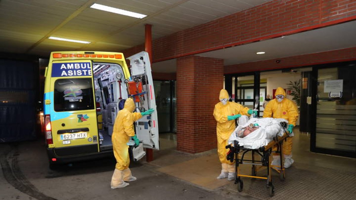 Traslado de un paciente desde el Hospital del Bierzo. LUIS DE LA MATA