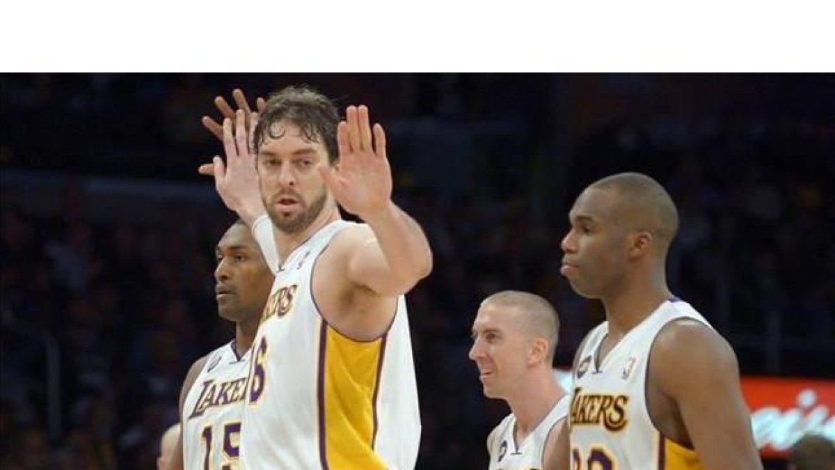 Pau Gasol, en primer plano, en el duelo ante los Spurs.