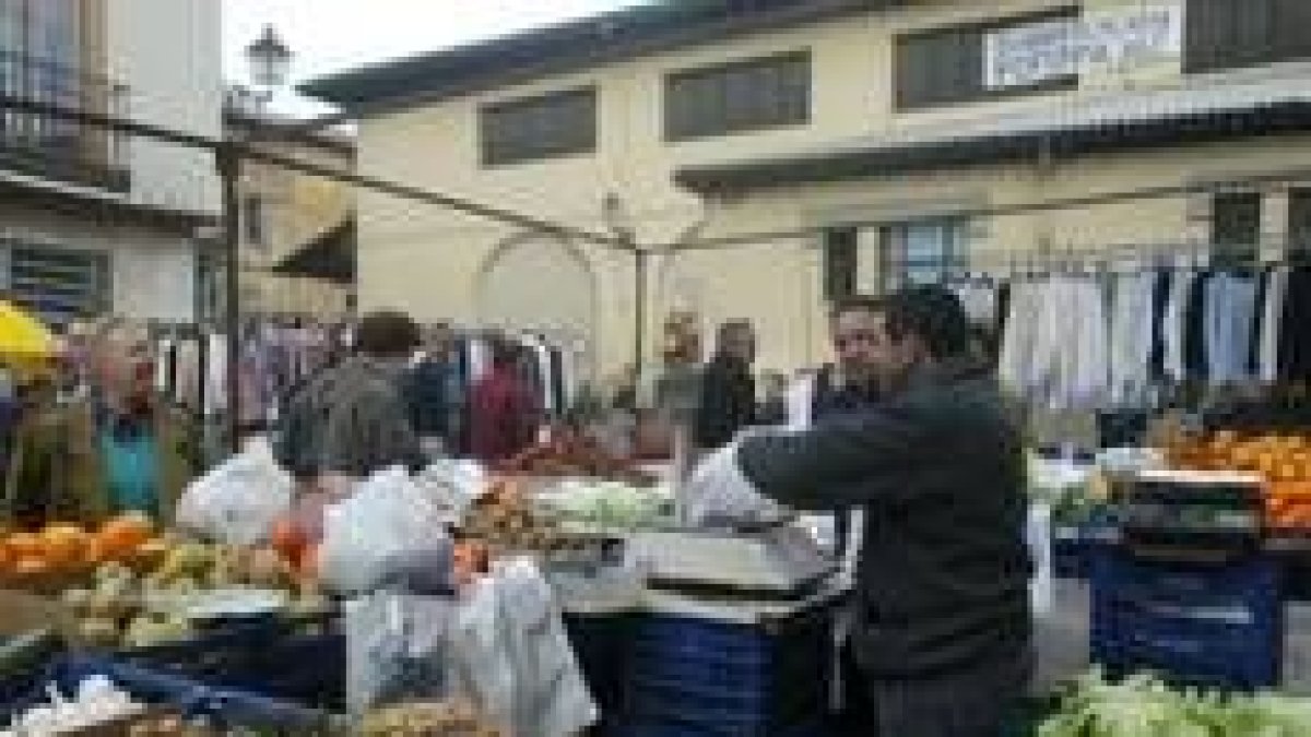 Imagen de archivo en la que se aprecian los puestos de fruta en el exterior del Mercado del Conde
