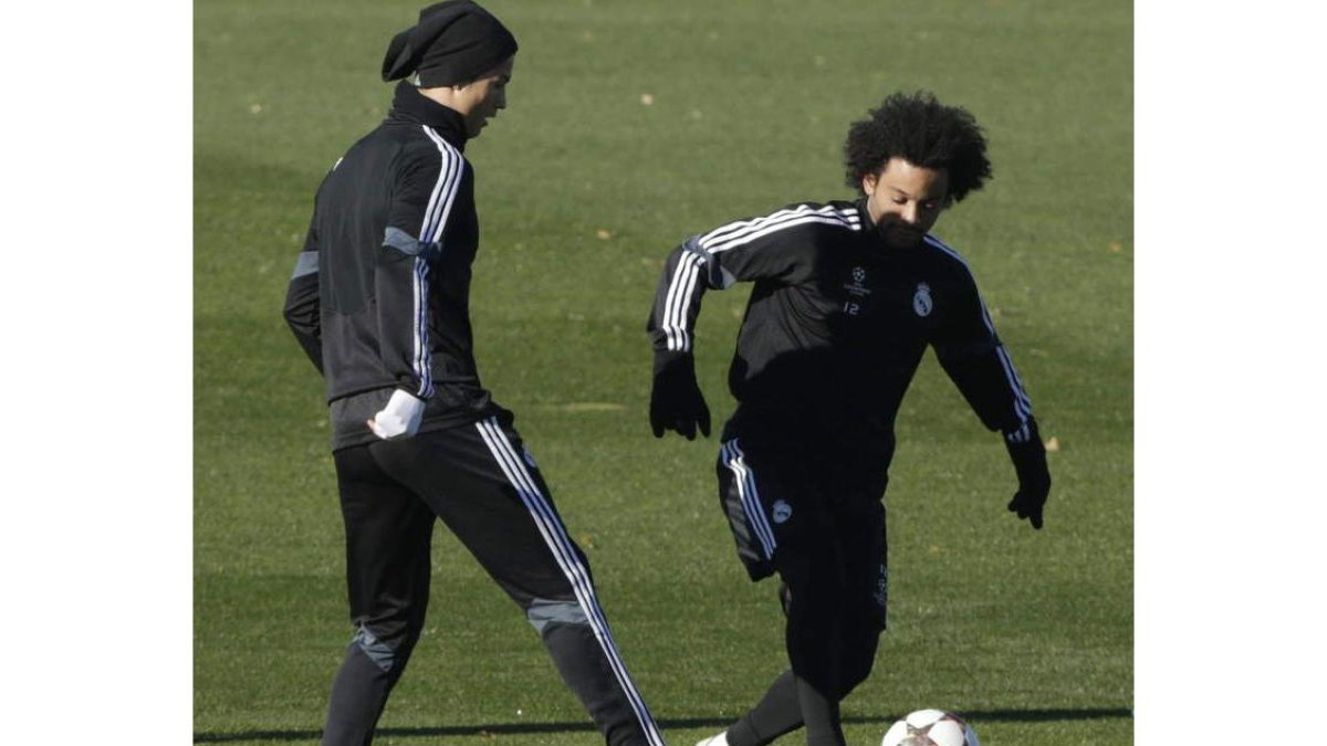 Cristiano Ronaldo y Marcelo durante el entrenamiento previo al partido de hoy.